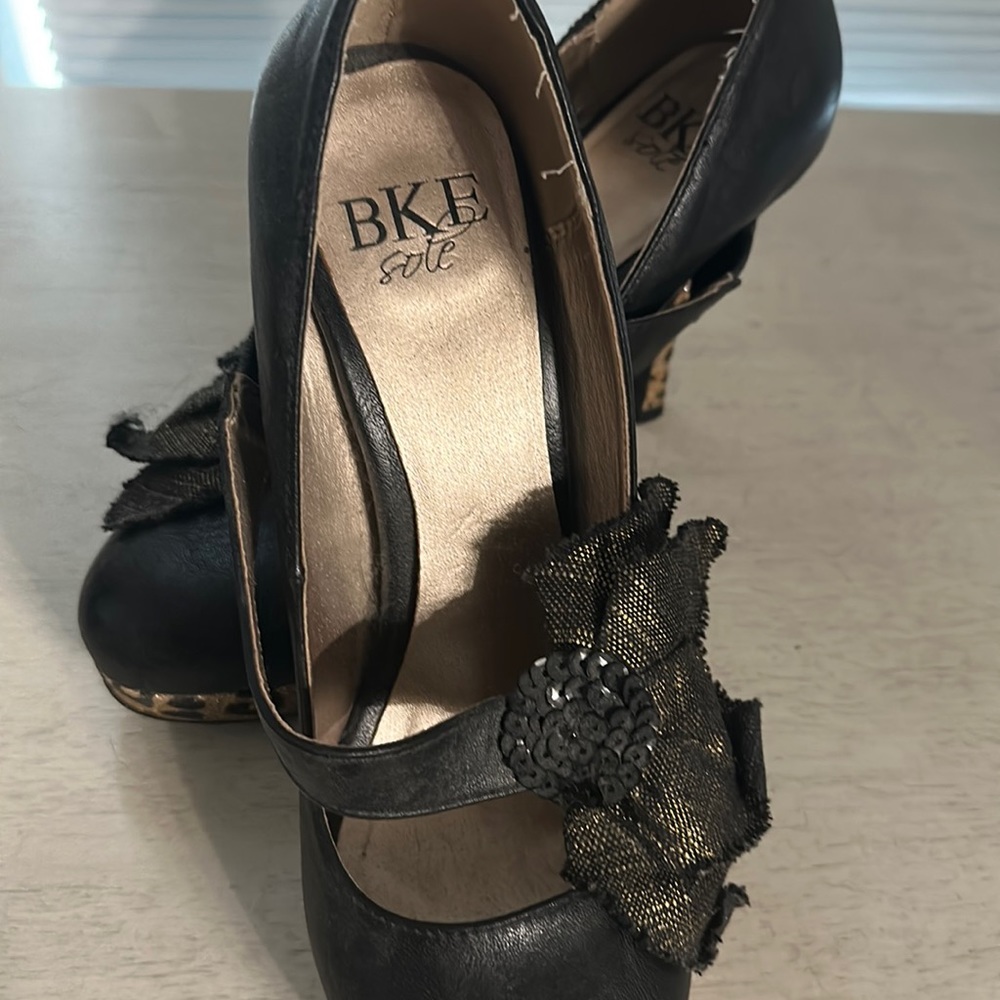 Black leopard heels